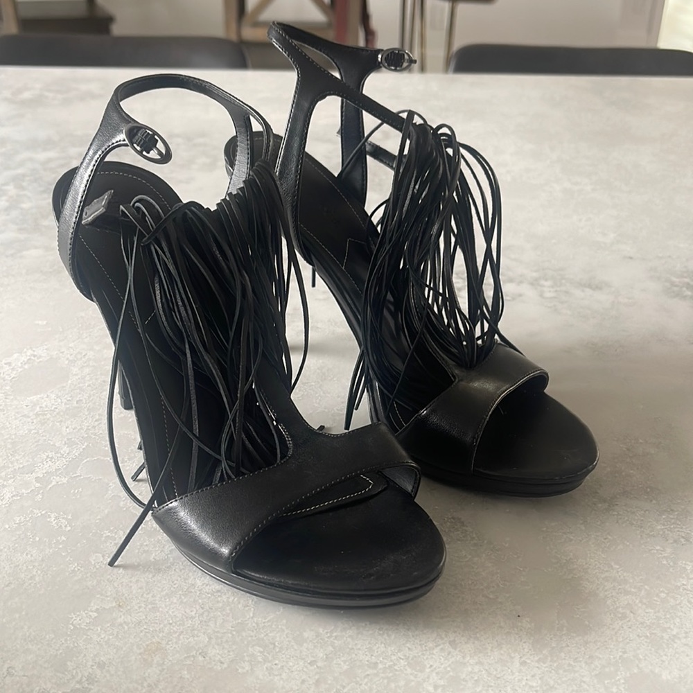 Kendall and Kylie size 7 black leather fringe shoe